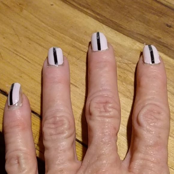 How  to apply nail wraps - Picture 3 of 12